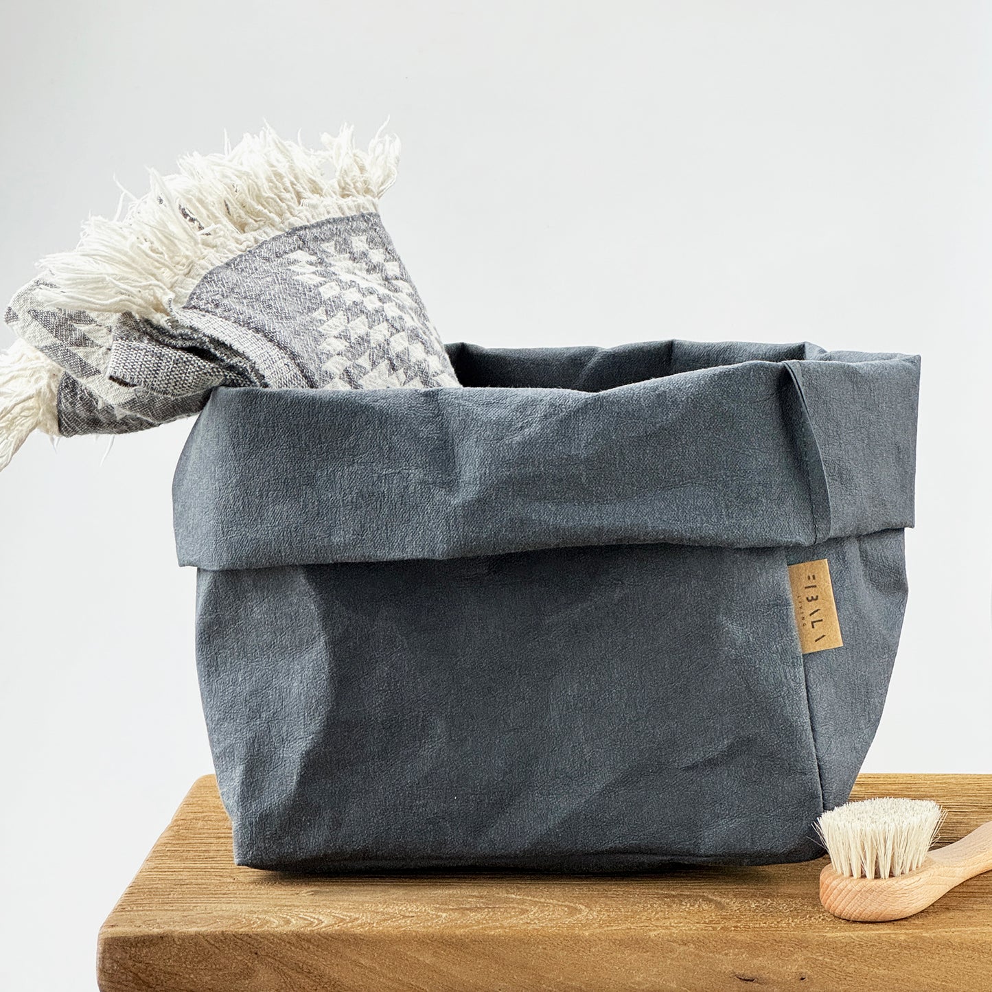 Steel washable paper bag with a towel on a wooden surface - large size