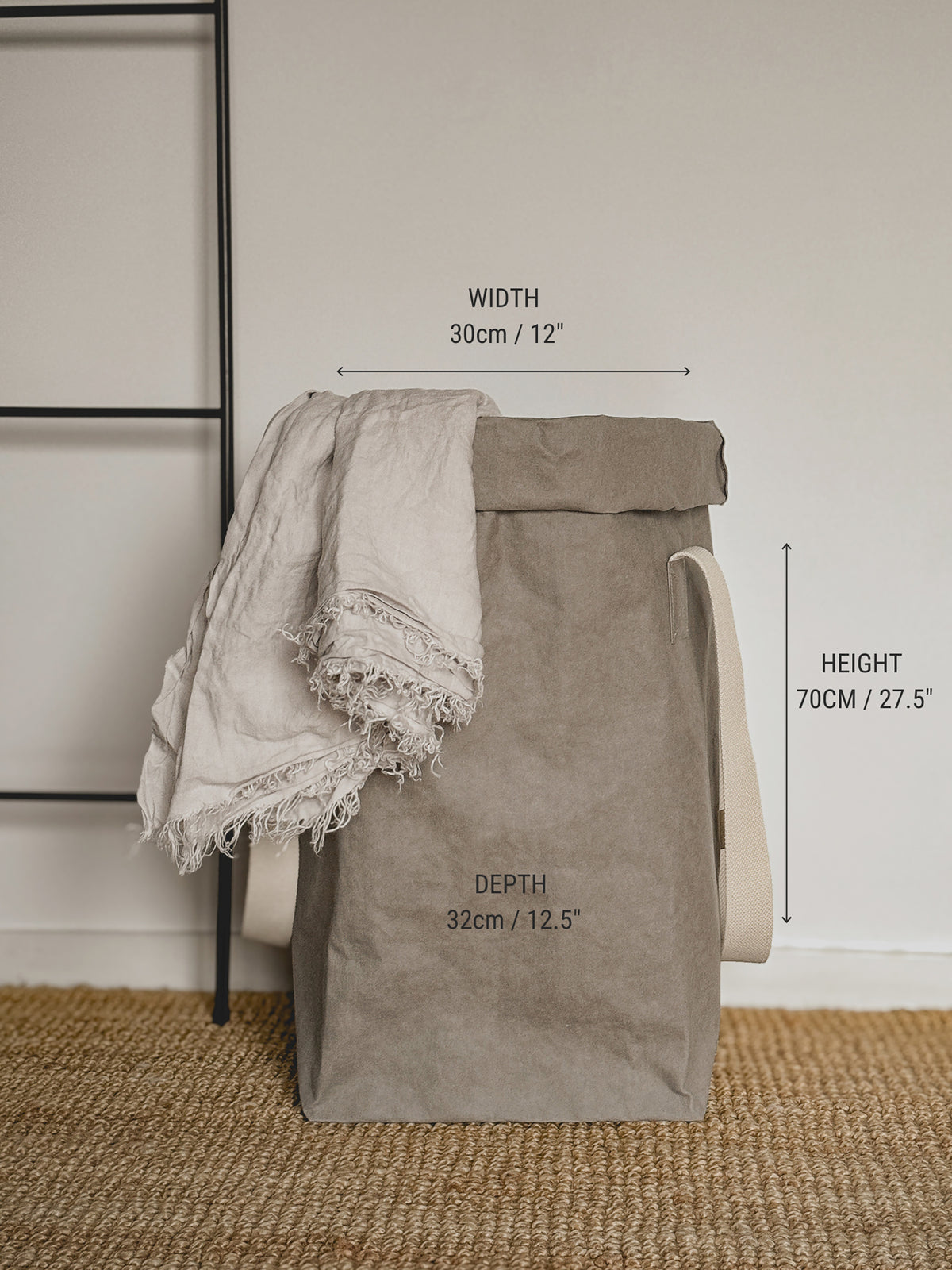 Solea laundry basket dimensions: 70 cm high, 30 cm wide, 32 cm deep